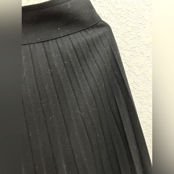 Midi Pleated black skirt | size 6 - Picture 6 of 6